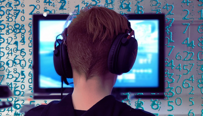 Glücksspielhaus-Streamer als Berufsbild Streamer mit Kopfhörern vor einem Monitor